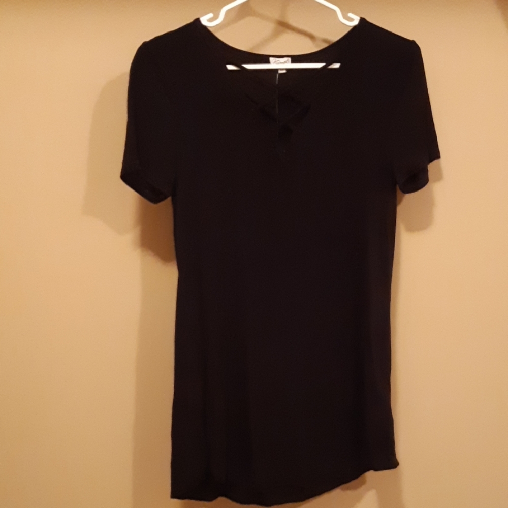 Black t-shirt with neck detail